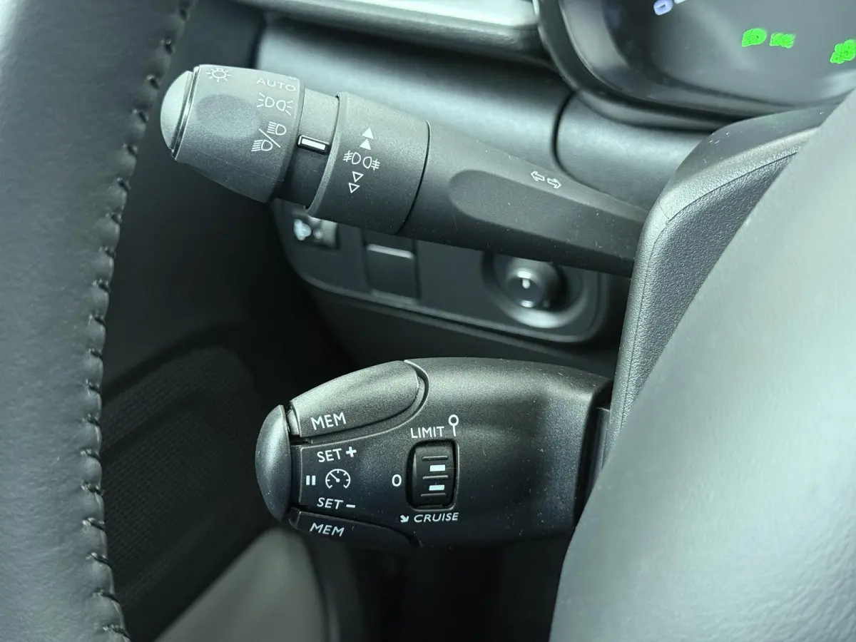 C-Series 110pk | LED koplampen | Navigatie | Achteruitrijcamera | parkeersensoren voor + achter | Apple Carplay / Android Auto