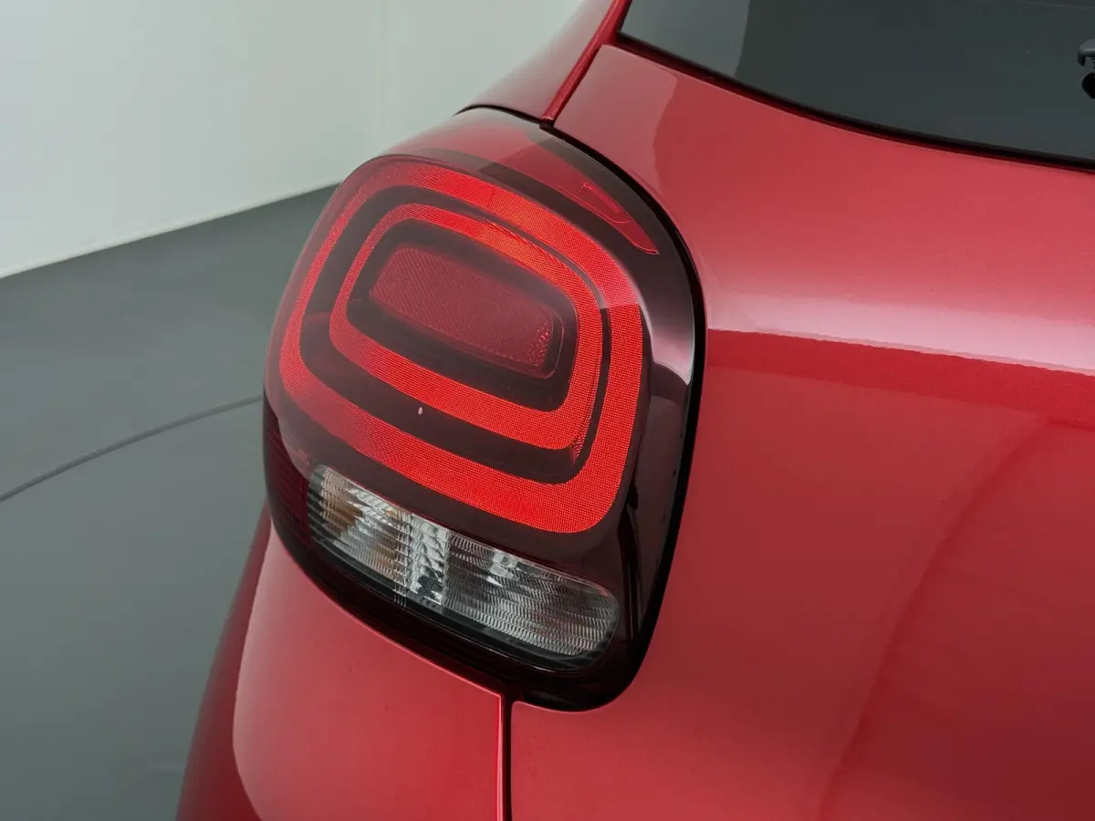 C-Series 110pk | LED koplampen | Navigatie | Achteruitrijcamera | parkeersensoren voor + achter | Apple Carplay / Android Auto