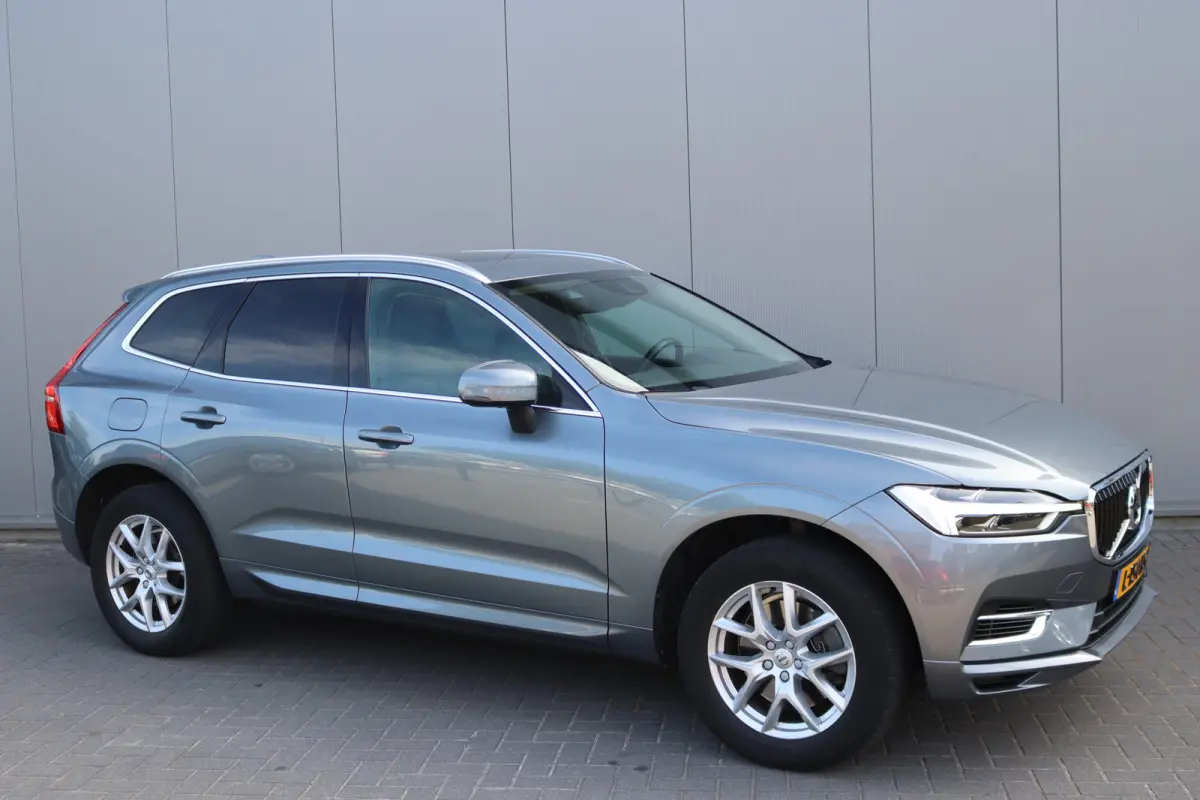 2.0 T8 Twin Engine AWD Momentum Pro Open-dak/Trekhaak/Camera/Leder/Carplay-android