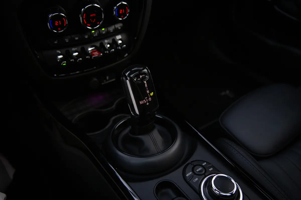Mini 1.5 Cooper MINI Yours , Trekhaak, Pano, H&K, Leder, Camera, Memory
