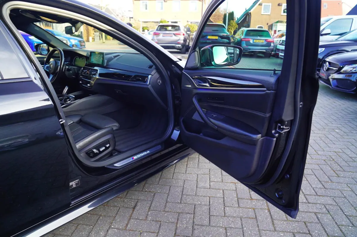 M550d xDrive| Schuifdak | Stoelkoeling | Adaptieve Cruise control | 400 PK | Luxe Nappa Leder | Shadow Line | Dealer o