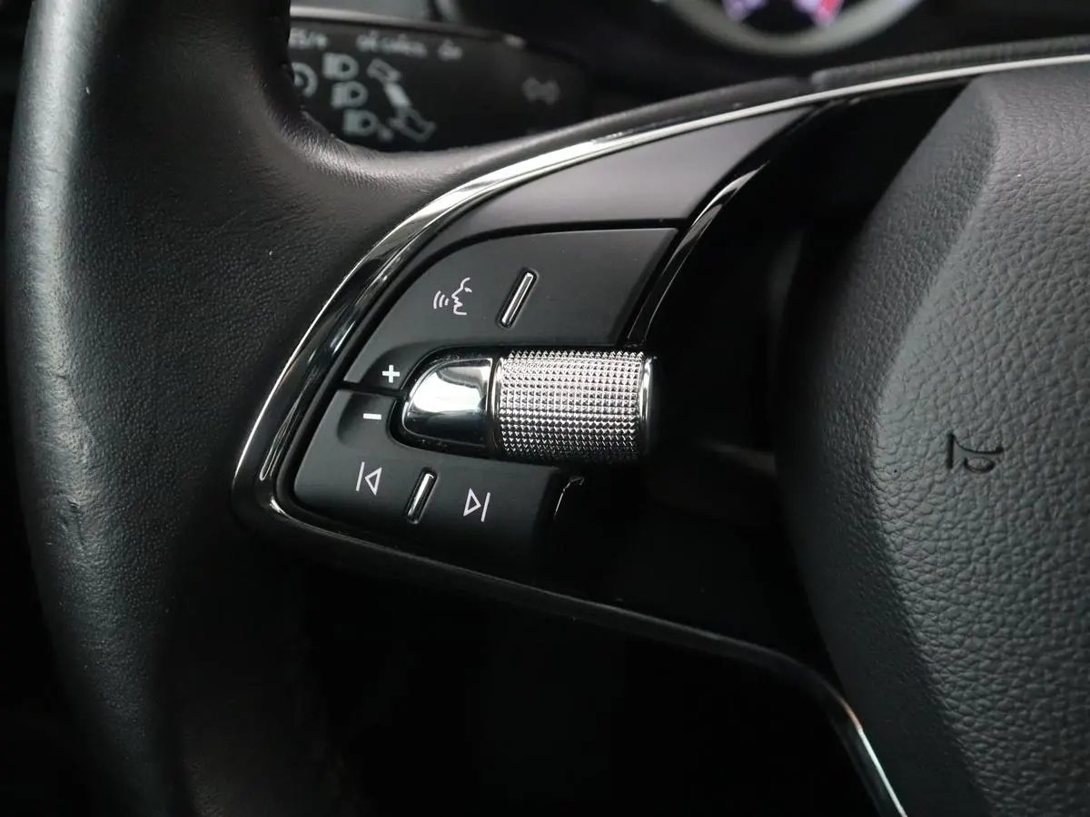 1.0 TSI Business Edition | Panoramadak | Trekhaak | Carplay | Navigatie | Park Assist  | Climate control | DAB | Cruise control | Bluetooth