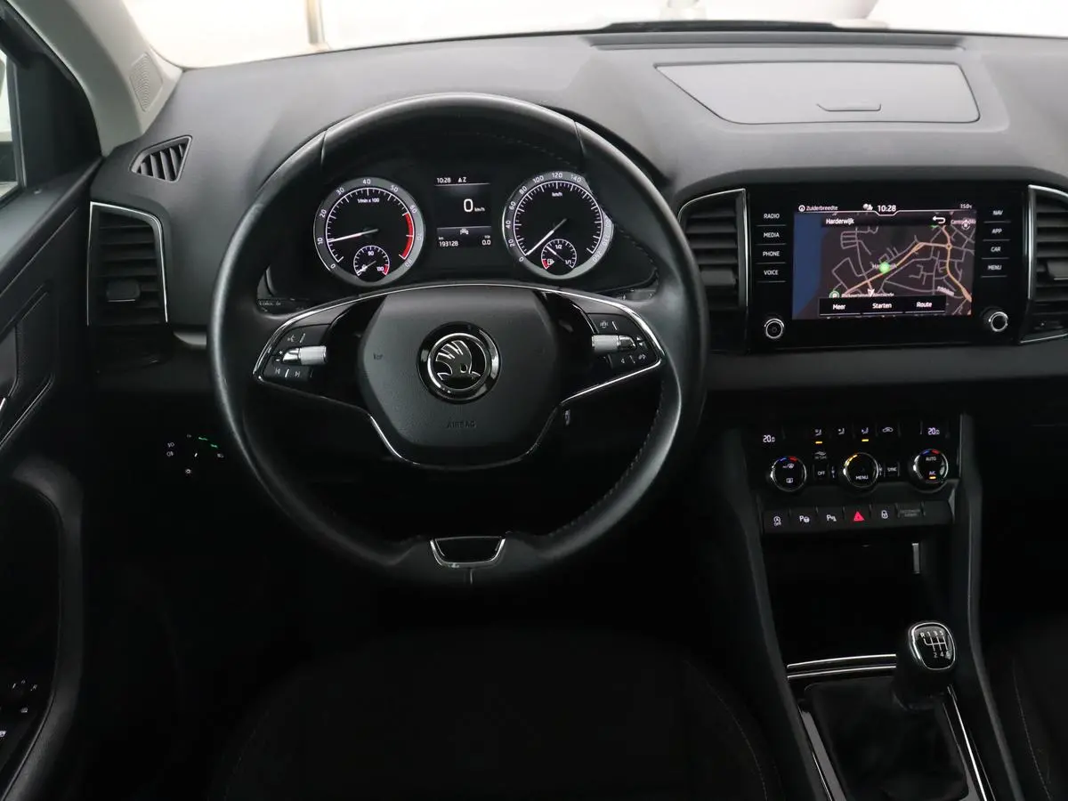 1.0 TSI Business Edition | Panoramadak | Trekhaak | Carplay | Navigatie | Park Assist  | Climate control | DAB | Cruise control | Bluetooth