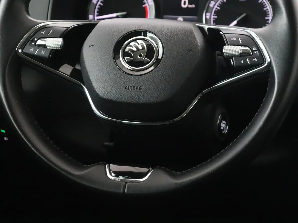 1.0 TSI Business Edition | Panoramadak | Trekhaak | Carplay | Navigatie | Park Assist  | Climate control | DAB | Cruise control | Bluetooth