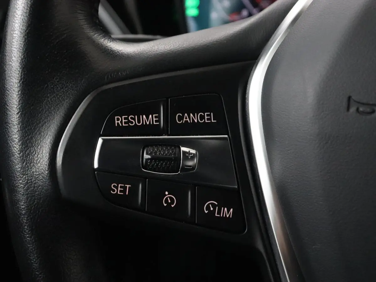 318i High Executive | Sport Line | Leder | Stoelverwarming | Camera | Sportstoelen | Carplay | Sfeerverlichting | Live Cockpit | Navigatie | Full LED | Climate control | Park Assist | Cruise