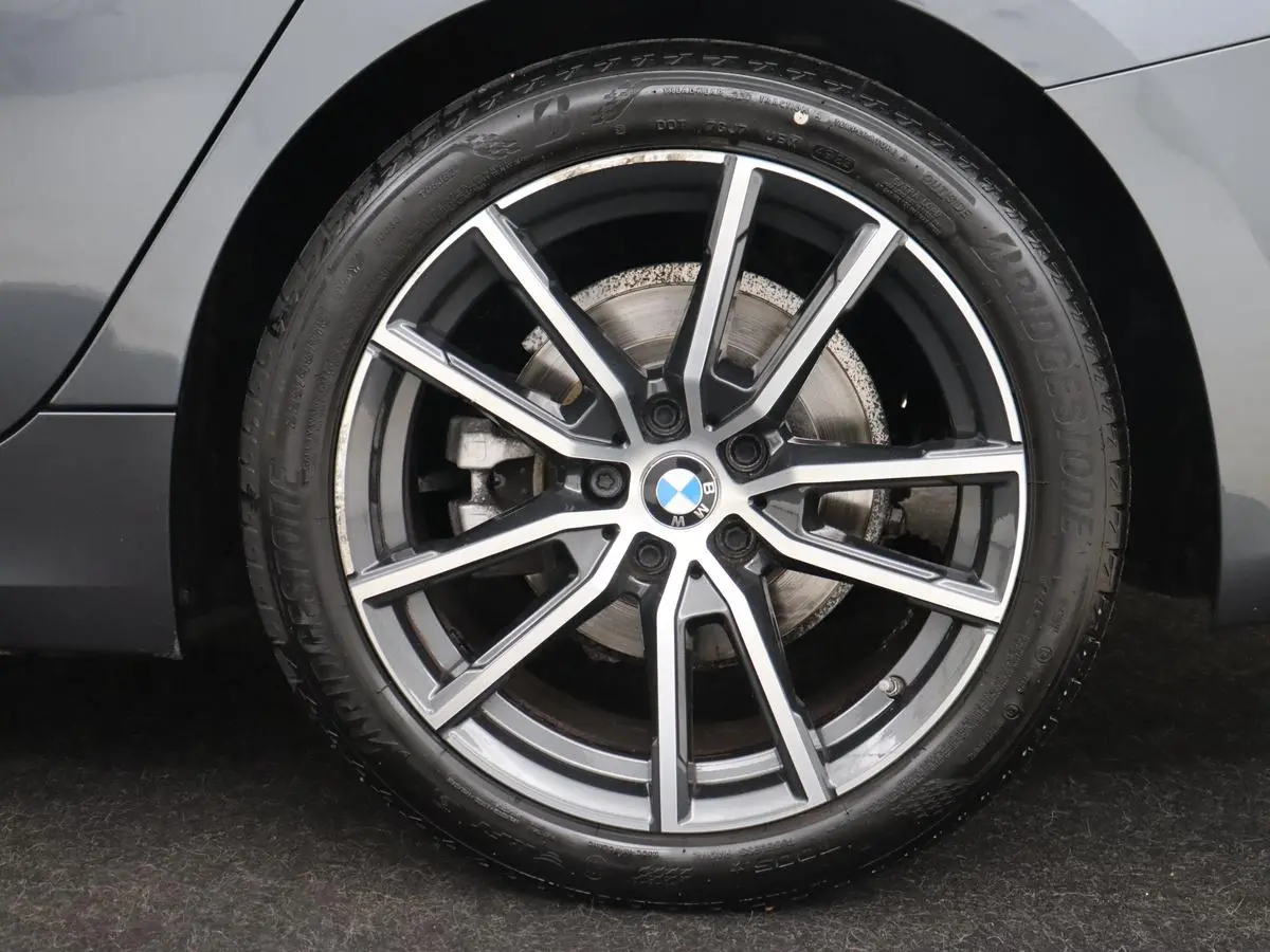 318i High Executive | Sport Line | Leder | Stoelverwarming | Camera | Sportstoelen | Carplay | Sfeerverlichting | Live Cockpit | Navigatie | Full LED | Climate control | Park Assist | Cruise