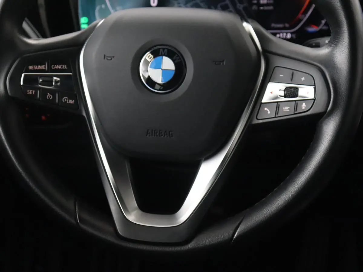 318i High Executive | Sport Line | Leder | Stoelverwarming | Camera | Sportstoelen | Carplay | Sfeerverlichting | Live Cockpit | Navigatie | Full LED | Climate control | Park Assist | Cruise
