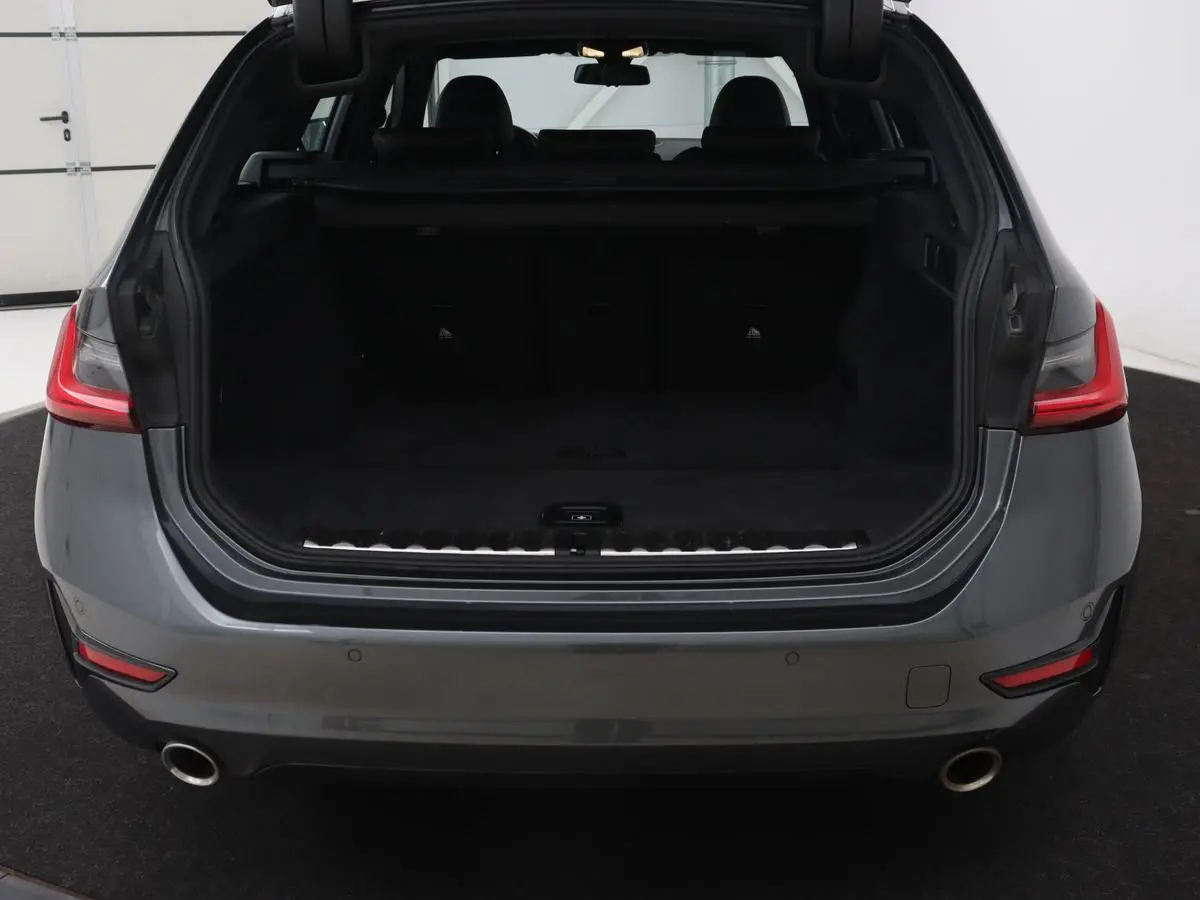 318i High Executive | Sport Line | Leder | Stoelverwarming | Camera | Sportstoelen | Carplay | Sfeerverlichting | Live Cockpit | Navigatie | Full LED | Climate control | Park Assist | Cruise