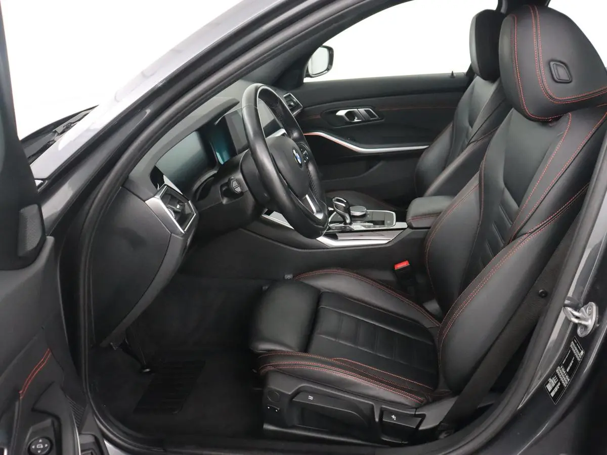 318i High Executive | Sport Line | Leder | Stoelverwarming | Camera | Sportstoelen | Carplay | Sfeerverlichting | Live Cockpit | Navigatie | Full LED | Climate control | Park Assist | Cruise