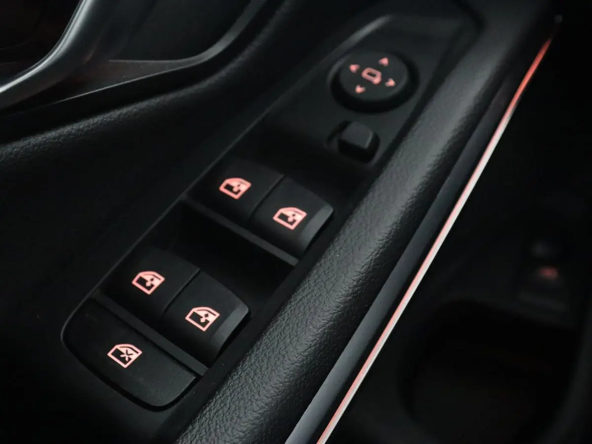 318i High Executive | Sport Line | Leder | Stoelverwarming | Camera | Sportstoelen | Carplay | Sfeerverlichting | Live Cockpit | Navigatie | Full LED | Climate control | Park Assist | Cruise