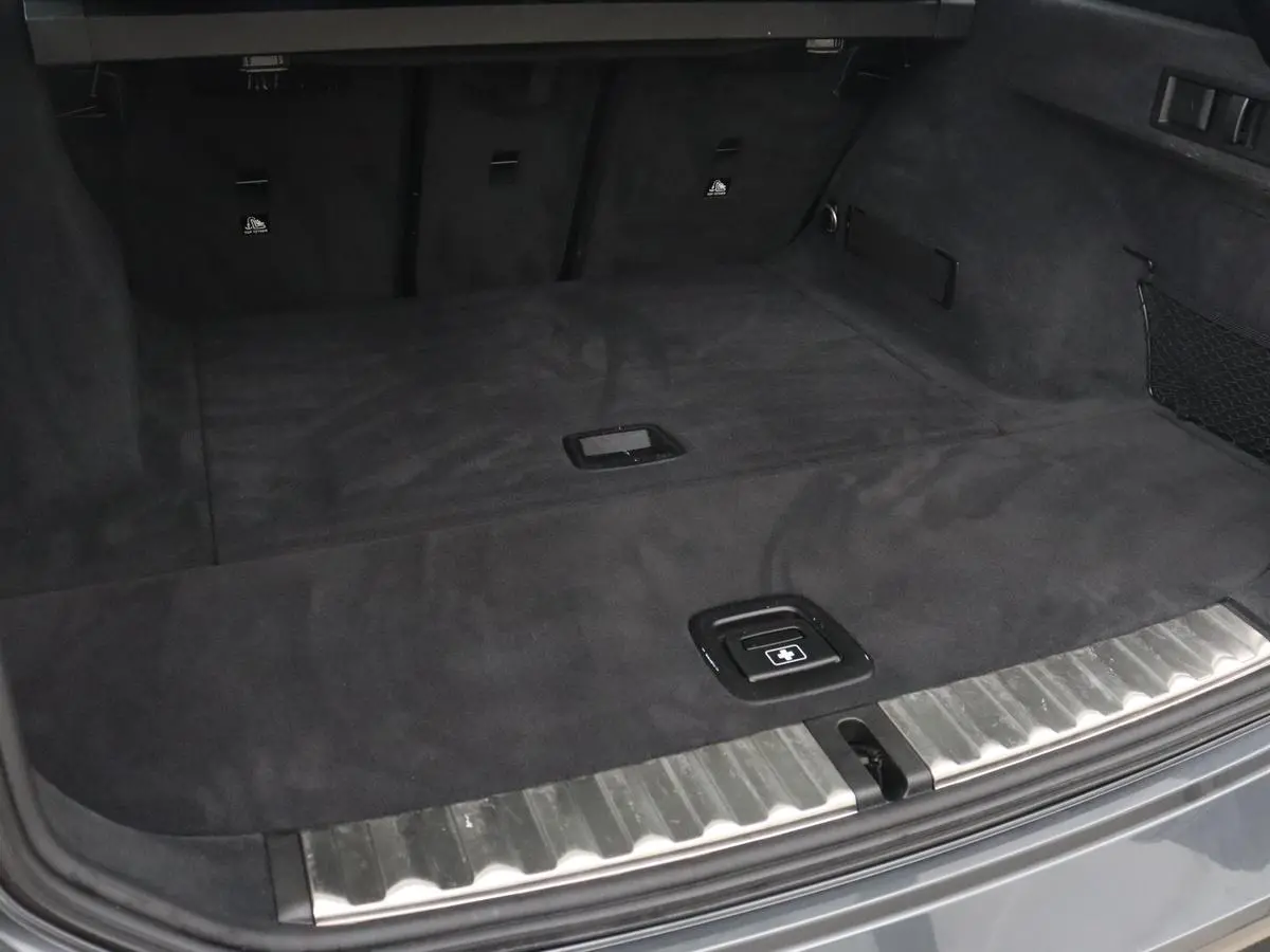 318i High Executive | Sport Line | Leder | Stoelverwarming | Camera | Sportstoelen | Carplay | Sfeerverlichting | Live Cockpit | Navigatie | Full LED | Climate control | Park Assist | Cruise
