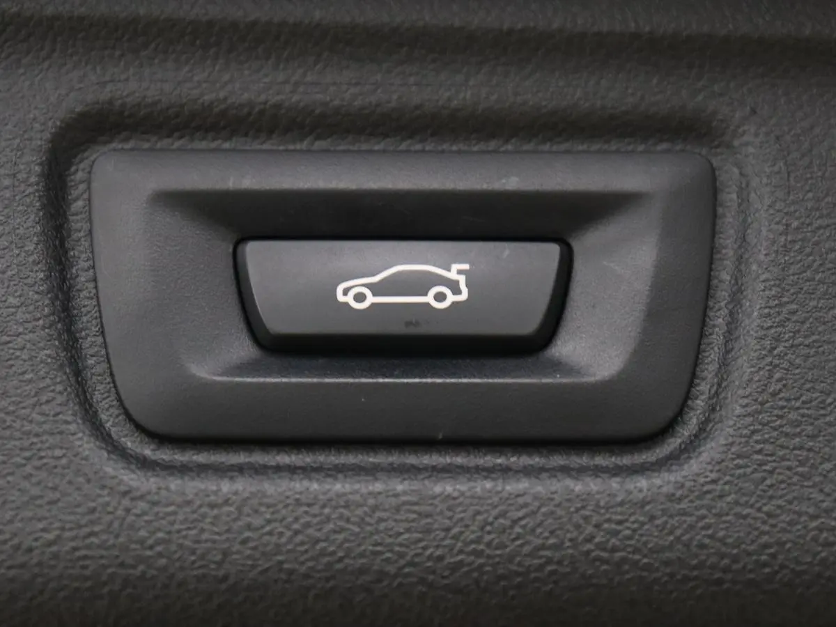 318i High Executive | Sport Line | Leder | Stoelverwarming | Camera | Sportstoelen | Carplay | Sfeerverlichting | Live Cockpit | Navigatie | Full LED | Climate control | Park Assist | Cruise