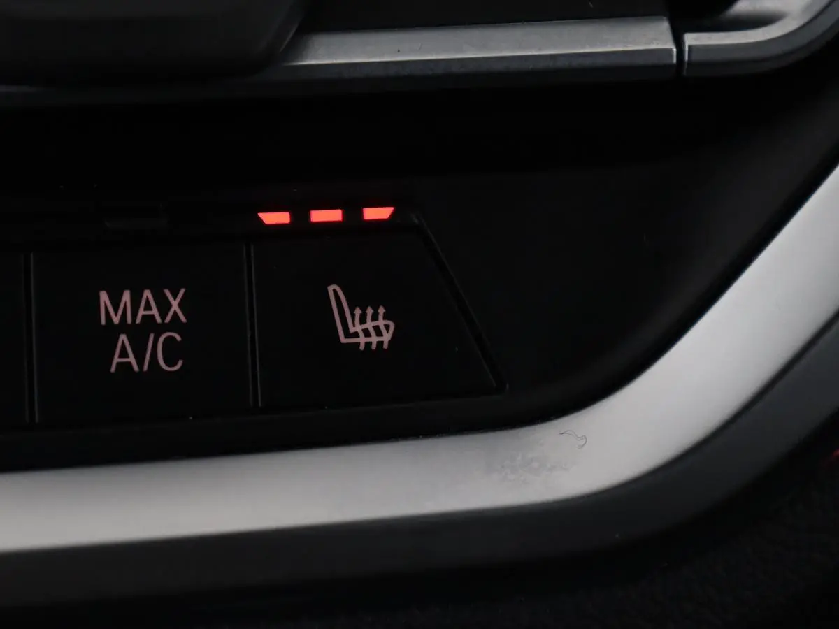 318i High Executive | Sport Line | Leder | Stoelverwarming | Camera | Sportstoelen | Carplay | Sfeerverlichting | Live Cockpit | Navigatie | Full LED | Climate control | Park Assist | Cruise