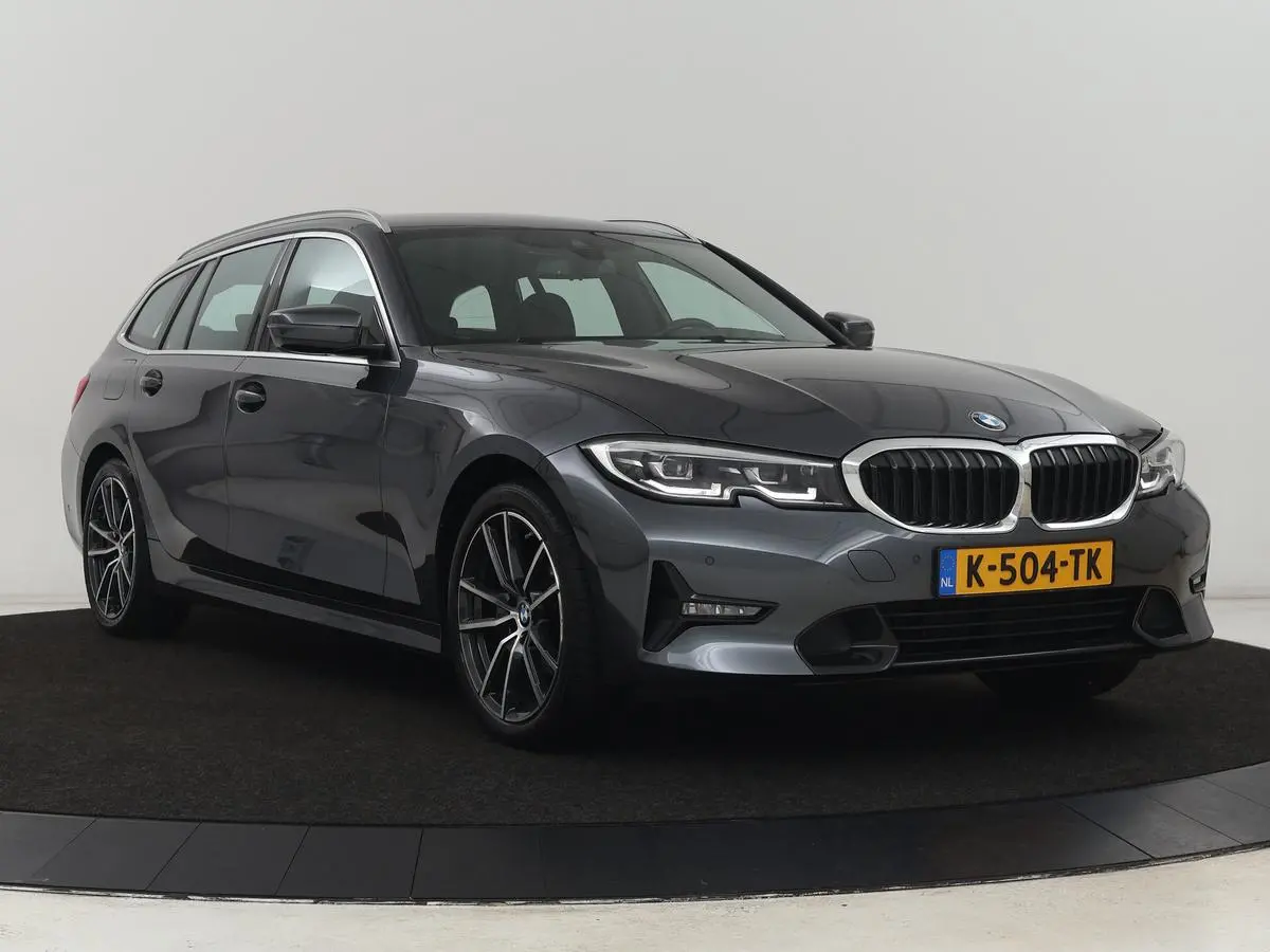 318i High Executive | Sport Line | Leder | Stoelverwarming | Camera | Sportstoelen | Carplay | Sfeerverlichting | Live Cockpit | Navigatie | Full LED | Climate control | Park Assist | Cruise