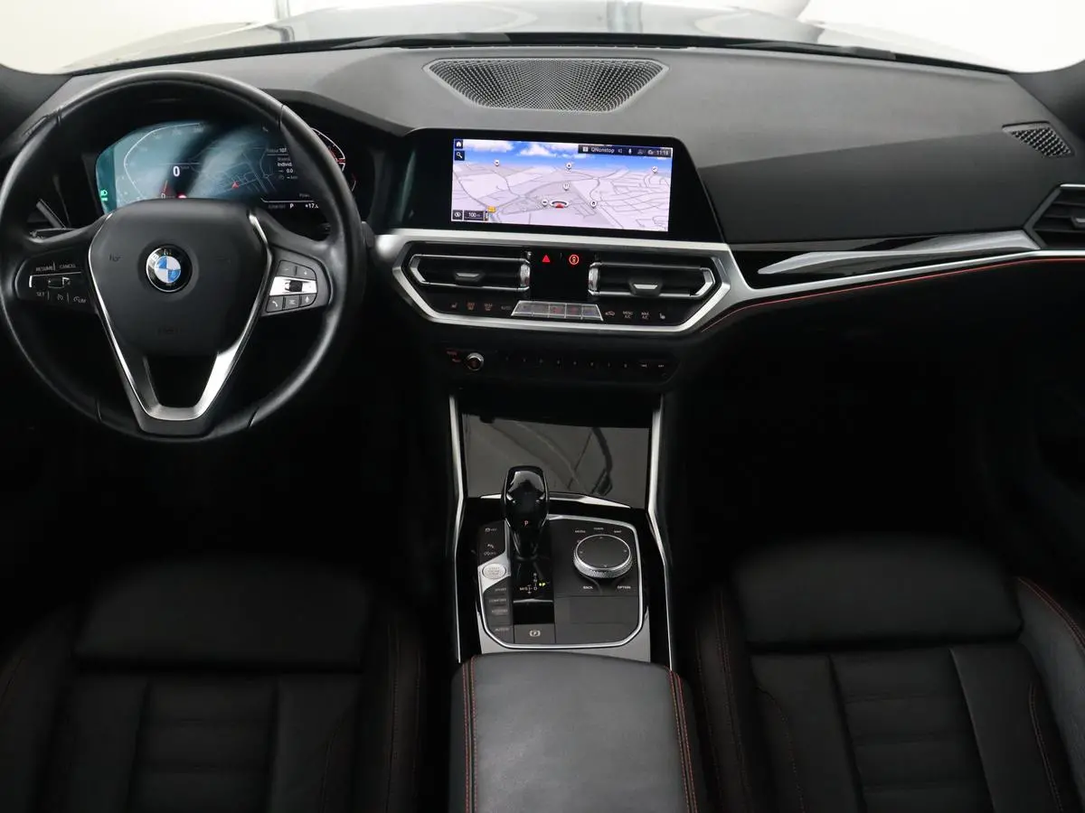 318i High Executive | Sport Line | Leder | Stoelverwarming | Camera | Sportstoelen | Carplay | Sfeerverlichting | Live Cockpit | Navigatie | Full LED | Climate control | Park Assist | Cruise