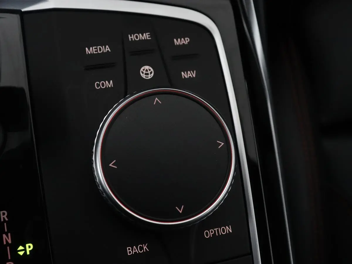 318i High Executive | Sport Line | Leder | Stoelverwarming | Camera | Sportstoelen | Carplay | Sfeerverlichting | Live Cockpit | Navigatie | Full LED | Climate control | Park Assist | Cruise