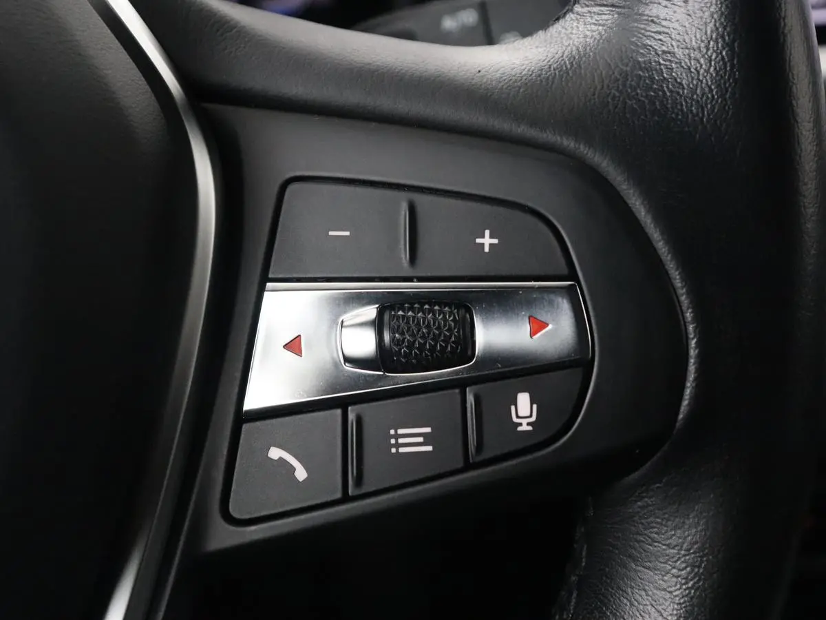 318i High Executive | Sport Line | Leder | Stoelverwarming | Camera | Sportstoelen | Carplay | Sfeerverlichting | Live Cockpit | Navigatie | Full LED | Climate control | Park Assist | Cruise