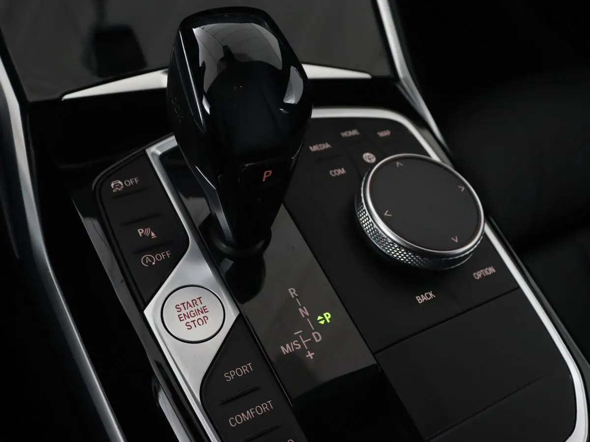 318i High Executive | Sport Line | Leder | Stoelverwarming | Camera | Sportstoelen | Carplay | Sfeerverlichting | Live Cockpit | Navigatie | Full LED | Climate control | Park Assist | Cruise