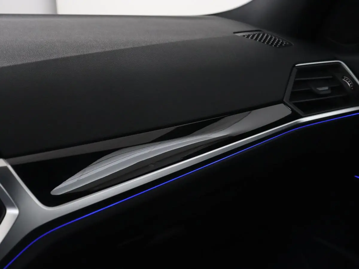 318i High Executive | Sport Line | Leder | Stoelverwarming | Camera | Sportstoelen | Carplay | Sfeerverlichting | Live Cockpit | Navigatie | Full LED | Climate control | Park Assist | Cruise