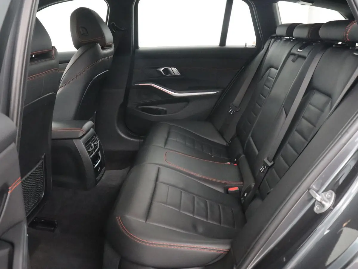 318i High Executive | Sport Line | Leder | Stoelverwarming | Camera | Sportstoelen | Carplay | Sfeerverlichting | Live Cockpit | Navigatie | Full LED | Climate control | Park Assist | Cruise
