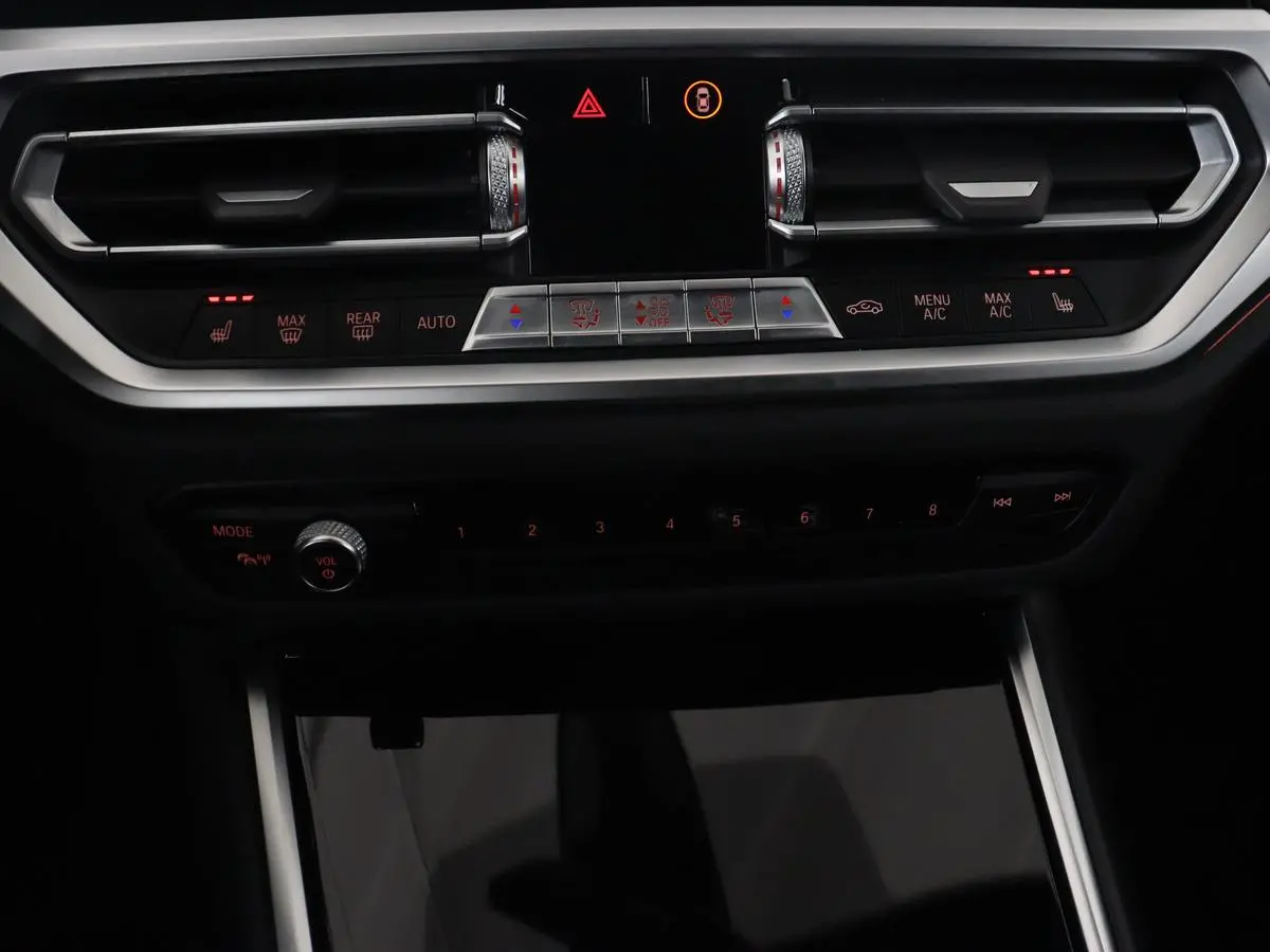 318i High Executive | Sport Line | Leder | Stoelverwarming | Camera | Sportstoelen | Carplay | Sfeerverlichting | Live Cockpit | Navigatie | Full LED | Climate control | Park Assist | Cruise