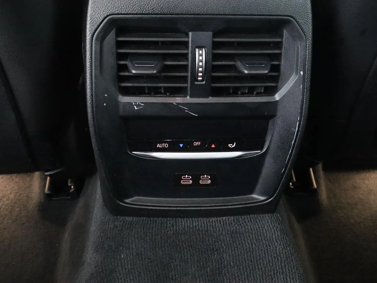 318i High Executive | Sport Line | Leder | Stoelverwarming | Camera | Sportstoelen | Carplay | Sfeerverlichting | Live Cockpit | Navigatie | Full LED | Climate control | Park Assist | Cruise