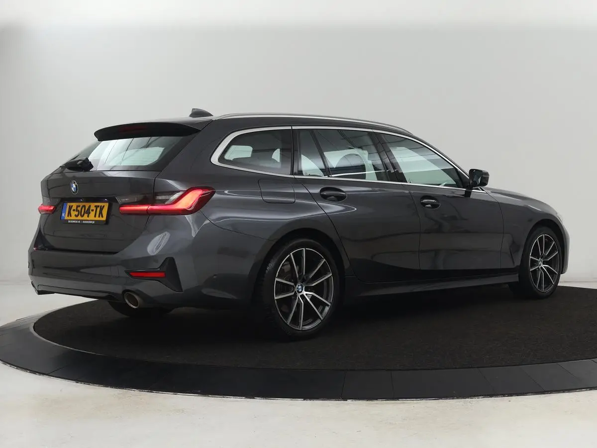 318i High Executive | Sport Line | Leder | Stoelverwarming | Camera | Sportstoelen | Carplay | Sfeerverlichting | Live Cockpit | Navigatie | Full LED | Climate control | Park Assist | Cruise