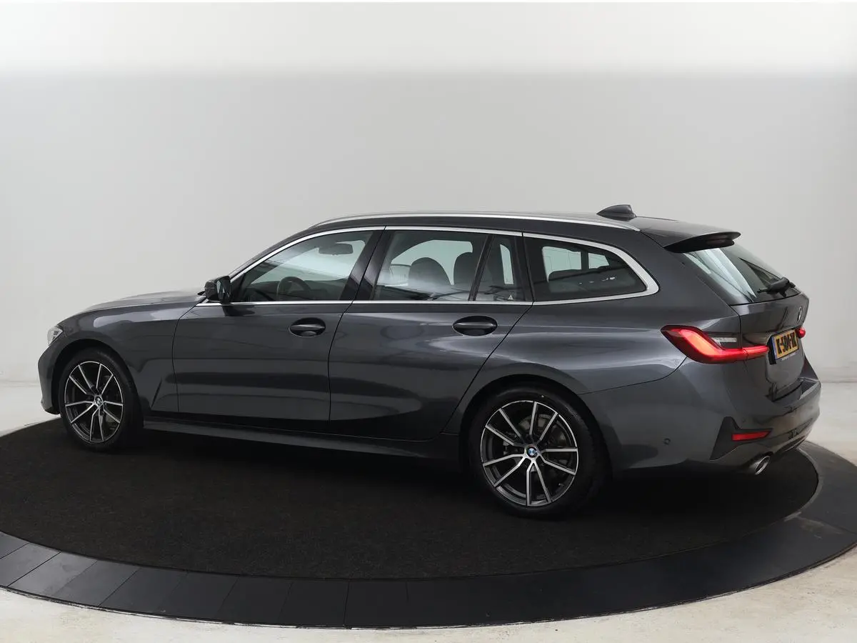 318i High Executive | Sport Line | Leder | Stoelverwarming | Camera | Sportstoelen | Carplay | Sfeerverlichting | Live Cockpit | Navigatie | Full LED | Climate control | Park Assist | Cruise