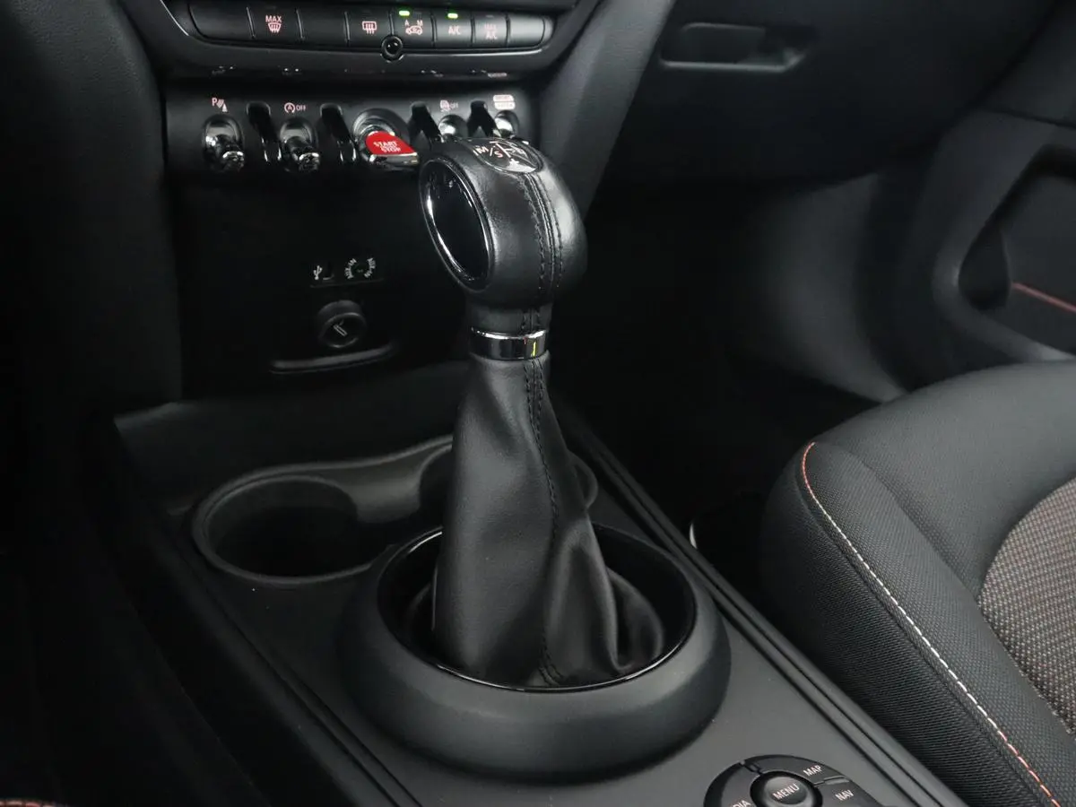 1.5 Cooper Chili | Automaat | Full LED | Navigatie | Parkeerhulp | Climate control | 17'' | Bluetooth | Cruise control