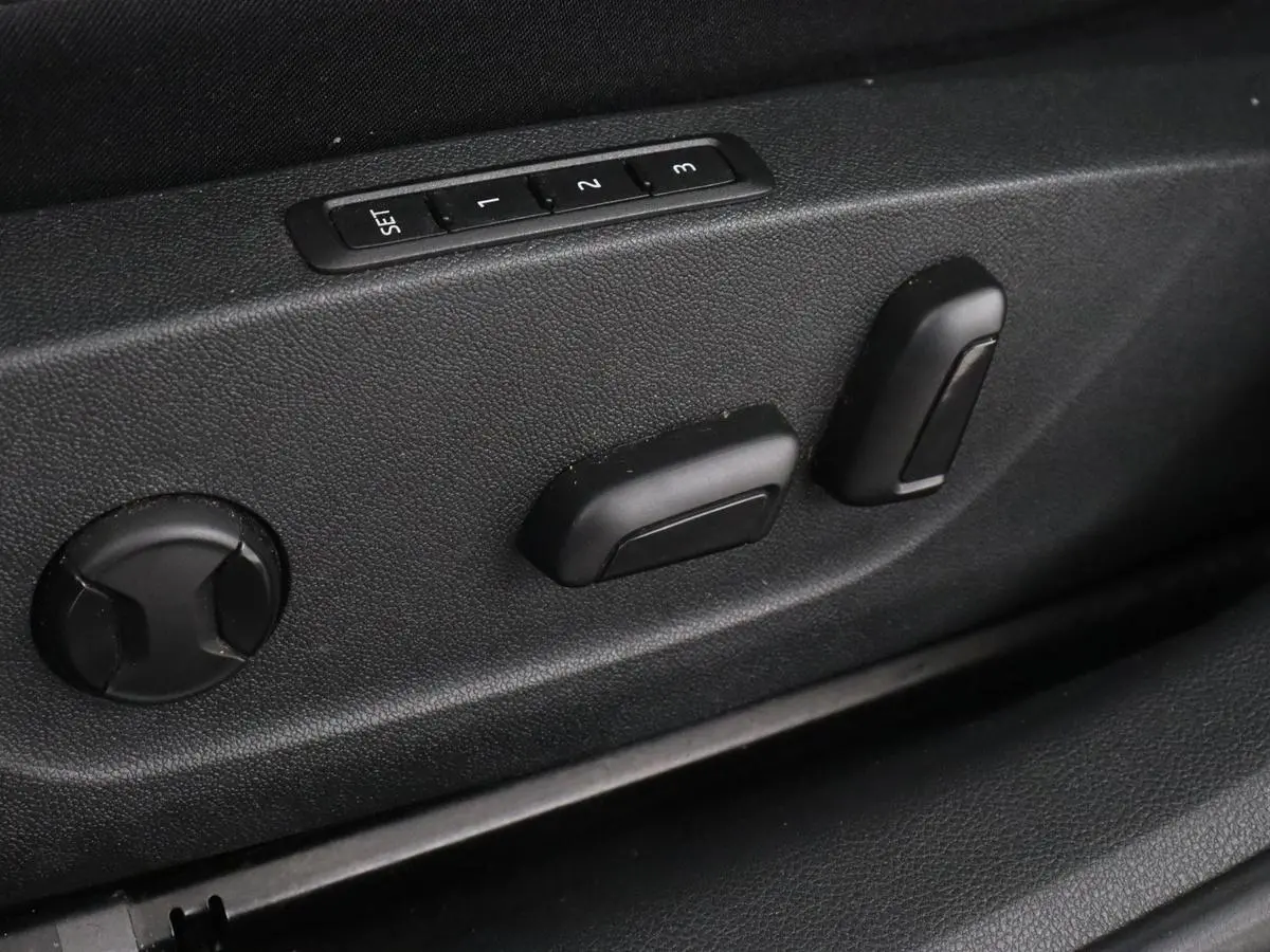 1.4 TSI iV PHEV Business Edition | Head-Up | Stoelverwarming | Carplay | Navigatie | Achterbankverwarming | Memory | Full LED | Sfeerverlichting | Keyless | Plug In