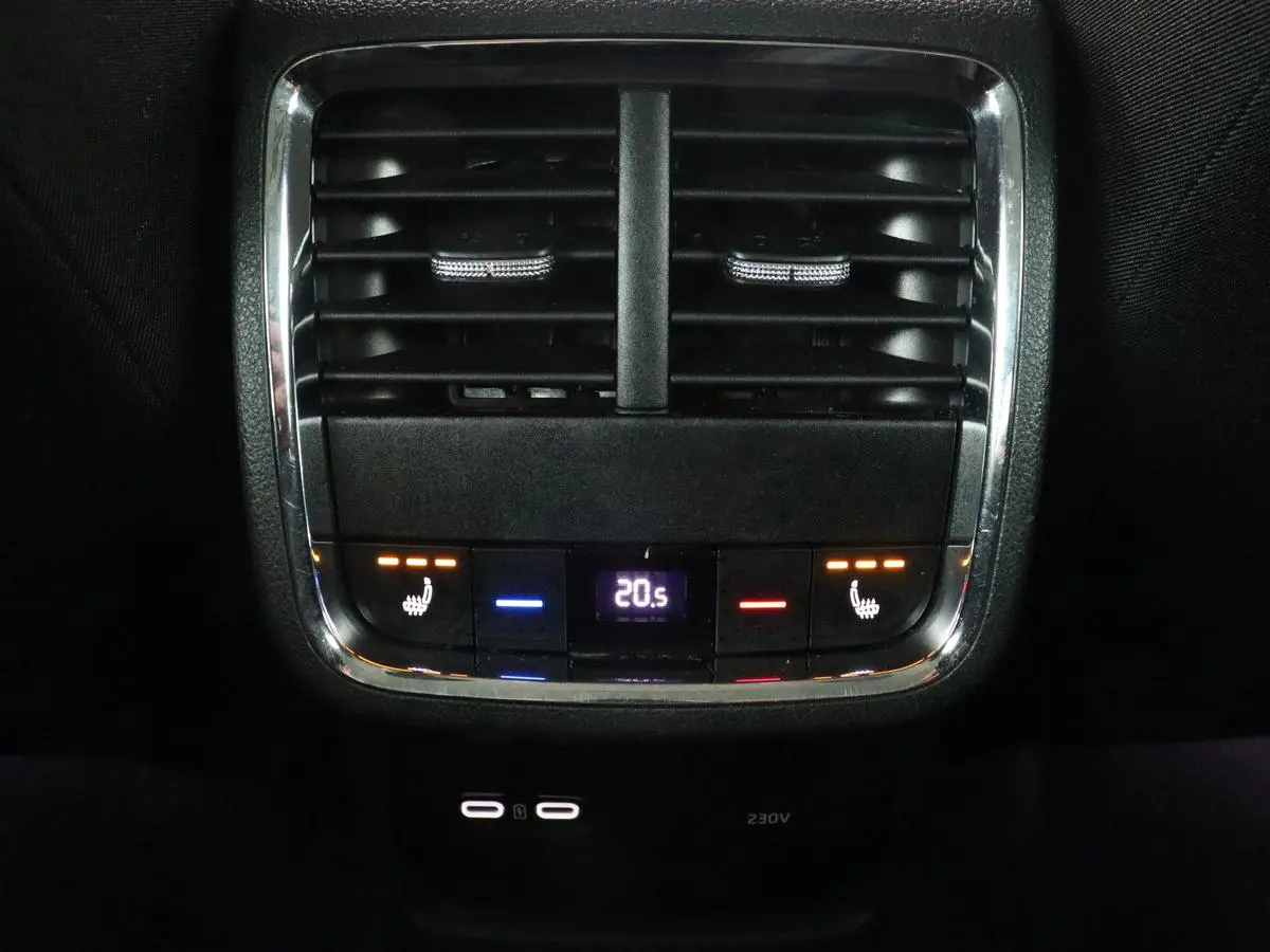 1.4 TSI iV PHEV Business Edition | Head-Up | Stoelverwarming | Carplay | Navigatie | Achterbankverwarming | Memory | Full LED | Sfeerverlichting | Keyless | Plug In