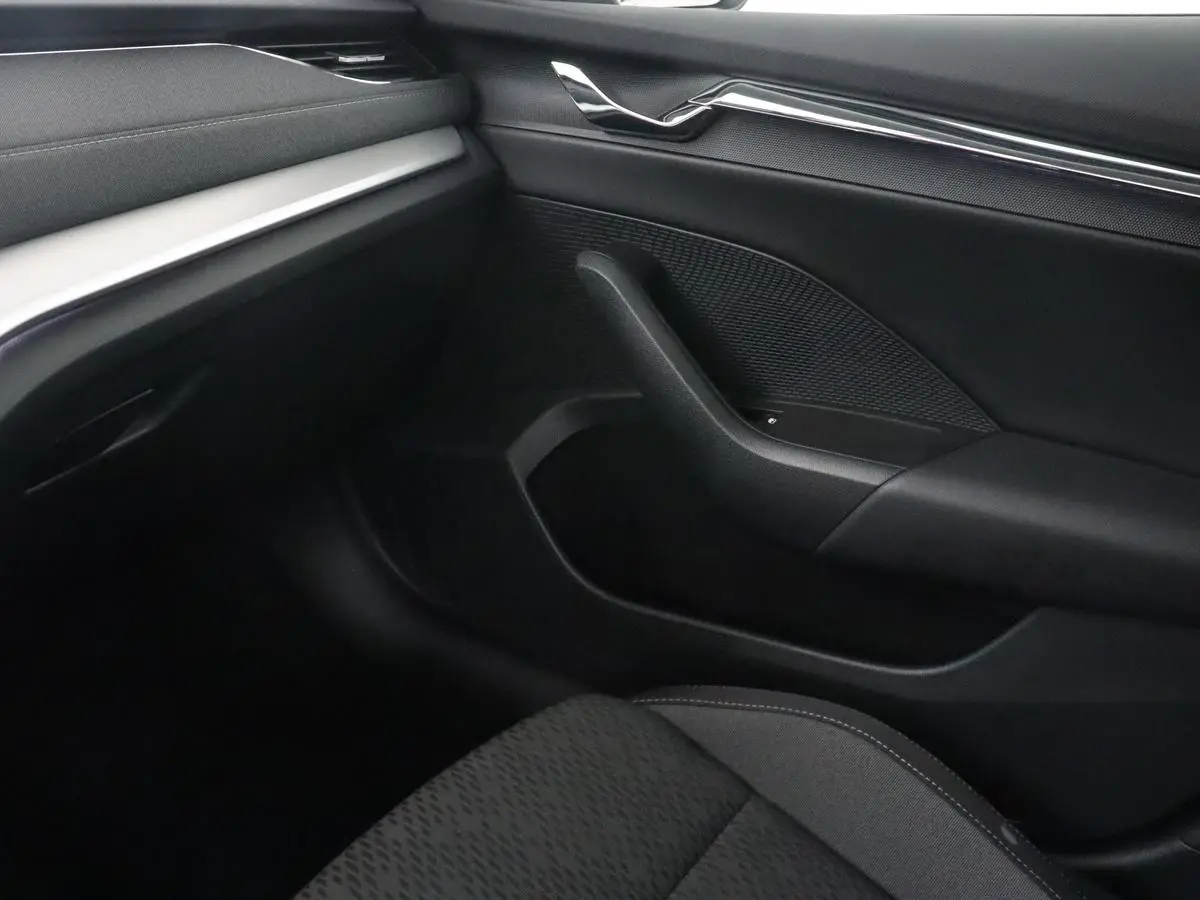 1.4 TSI iV PHEV Business Edition | Head-Up | Stoelverwarming | Carplay | Navigatie | Achterbankverwarming | Memory | Full LED | Sfeerverlichting | Keyless | Plug In