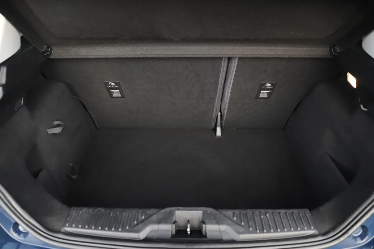 1.1 Trend Trekhaak Navigatie 15 inch LMV Airco Bluetooth Elektrische Ramen