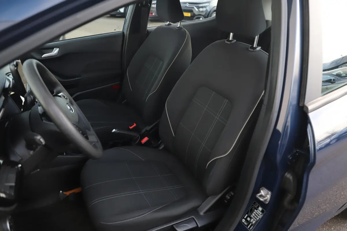 1.1 Trend Trekhaak Navigatie 15 inch LMV Airco Bluetooth Elektrische Ramen