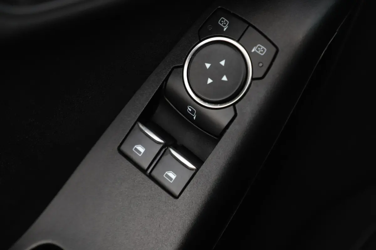 1.1 Trend Trekhaak Navigatie 15 inch LMV Airco Bluetooth Elektrische Ramen