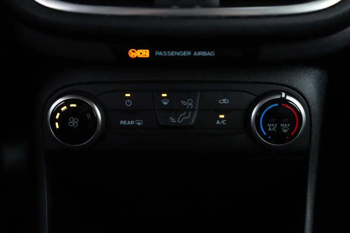 1.1 Trend Trekhaak Navigatie 15 inch LMV Airco Bluetooth Elektrische Ramen
