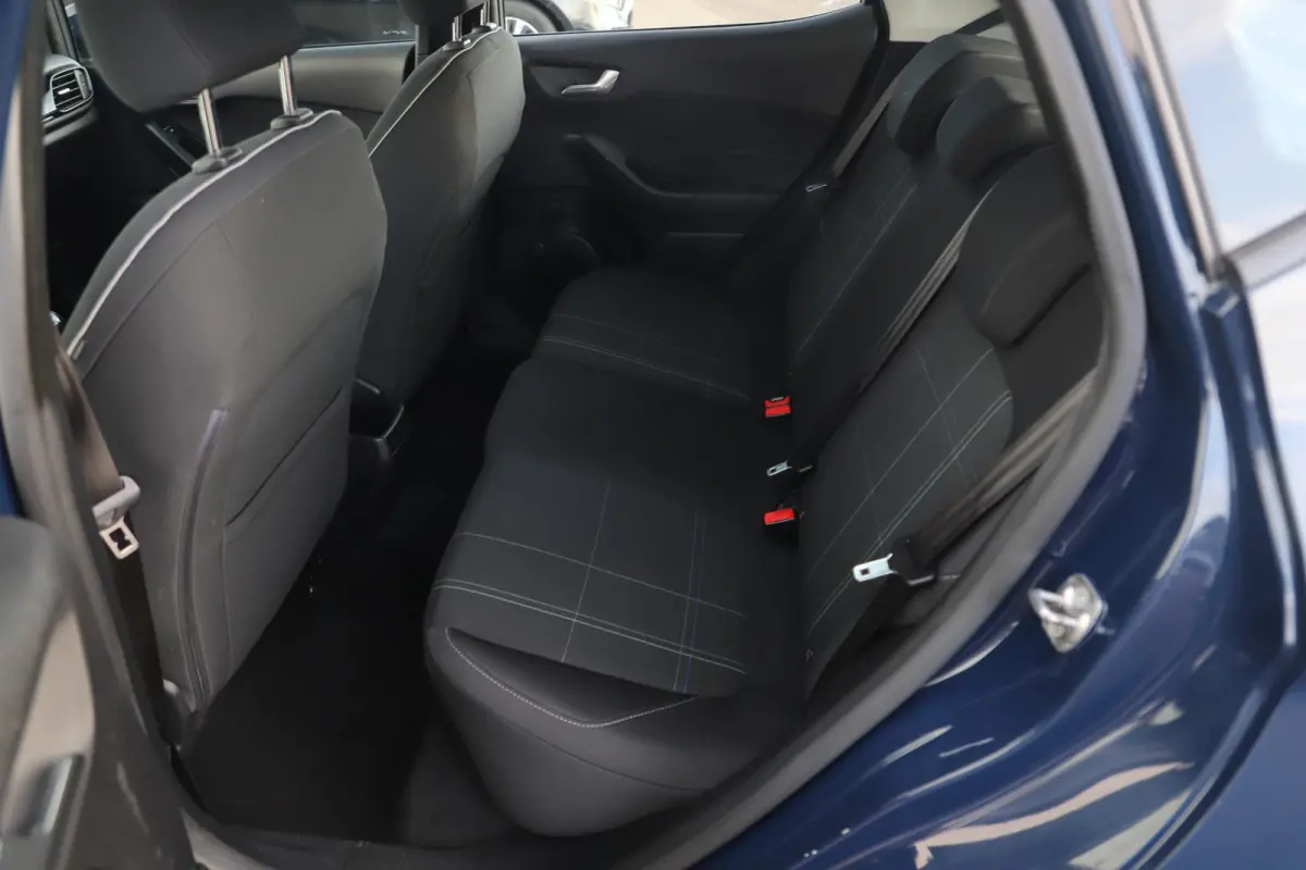 1.1 Trend Trekhaak Navigatie 15 inch LMV Airco Bluetooth Elektrische Ramen