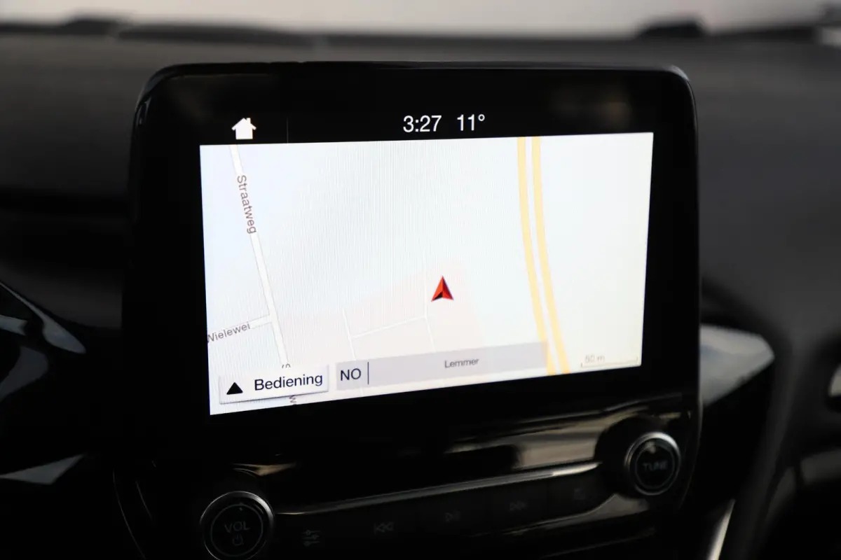 1.1 Trend Trekhaak Navigatie 15 inch LMV Airco Bluetooth Elektrische Ramen