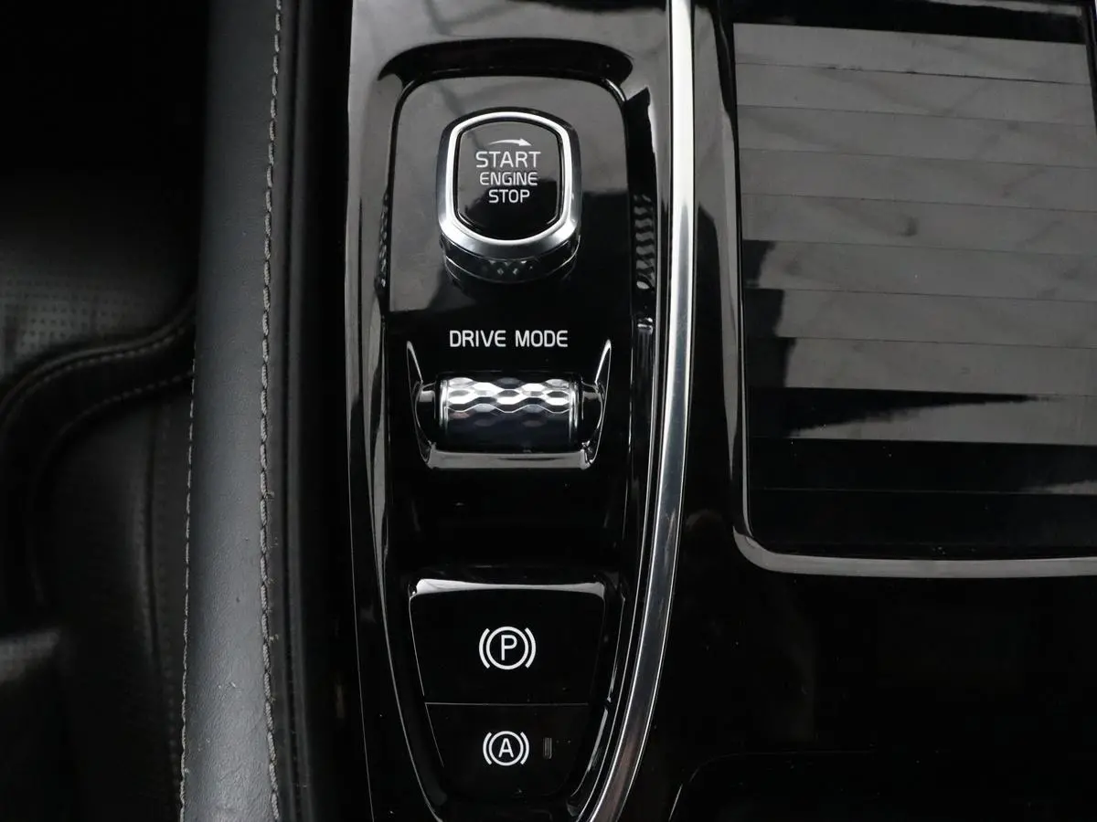 2.0 Recharge T6 R-Design | Panoramadak | Leder | 360 Camera | Head-Up | Adaptive cruise | Stoelventilatie | Harman/Kardon | Massage | Carplay | Navigatie | Full LED | Memory | PHEV | Plug In