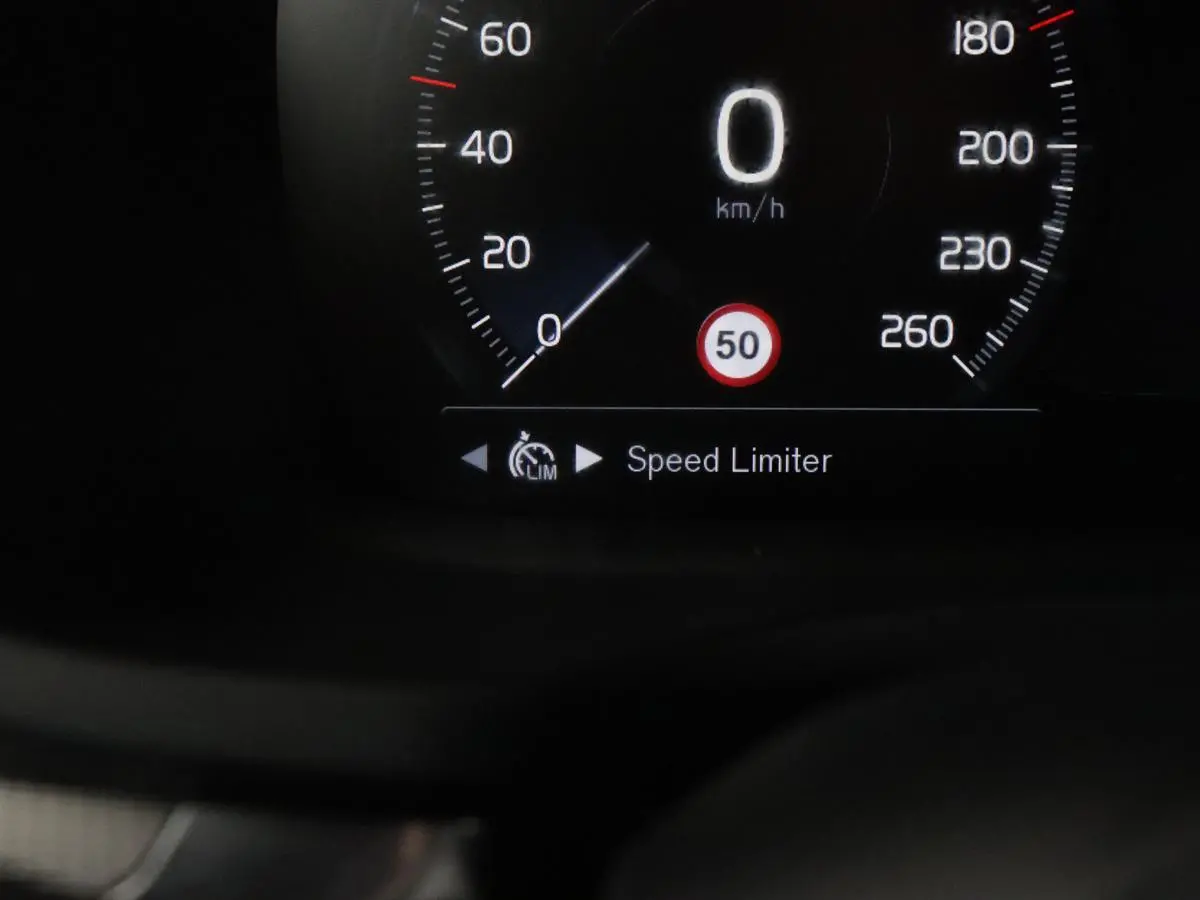2.0 Recharge T6 R-Design | Panoramadak | Leder | 360 Camera | Head-Up | Adaptive cruise | Stoelventilatie | Harman/Kardon | Massage | Carplay | Navigatie | Full LED | Memory | PHEV | Plug In
