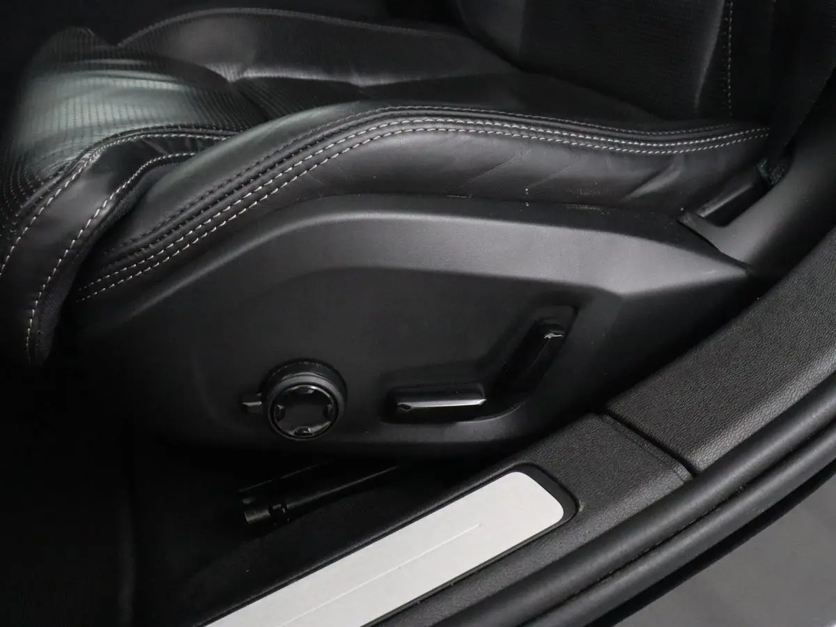 2.0 Recharge T6 R-Design | Panoramadak | Leder | 360 Camera | Head-Up | Adaptive cruise | Stoelventilatie | Harman/Kardon | Massage | Carplay | Navigatie | Full LED | Memory | PHEV | Plug In