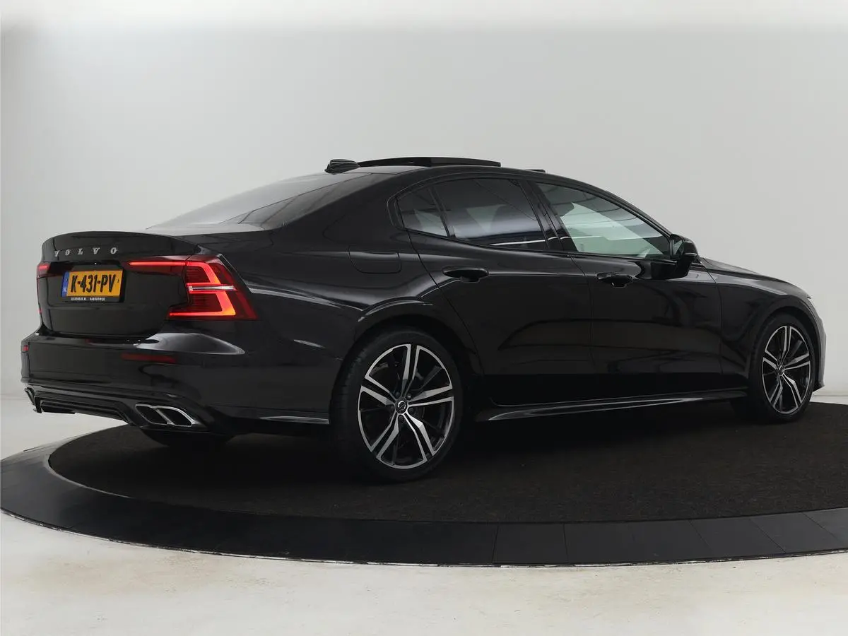 2.0 Recharge T6 R-Design | Panoramadak | Leder | 360 Camera | Head-Up | Adaptive cruise | Stoelventilatie | Harman/Kardon | Massage | Carplay | Navigatie | Full LED | Memory | PHEV | Plug In