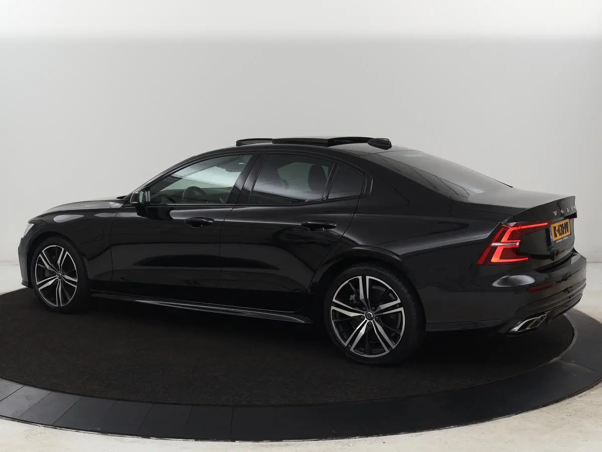 2.0 Recharge T6 R-Design | Panoramadak | Leder | 360 Camera | Head-Up | Adaptive cruise | Stoelventilatie | Harman/Kardon | Massage | Carplay | Navigatie | Full LED | Memory | PHEV | Plug In