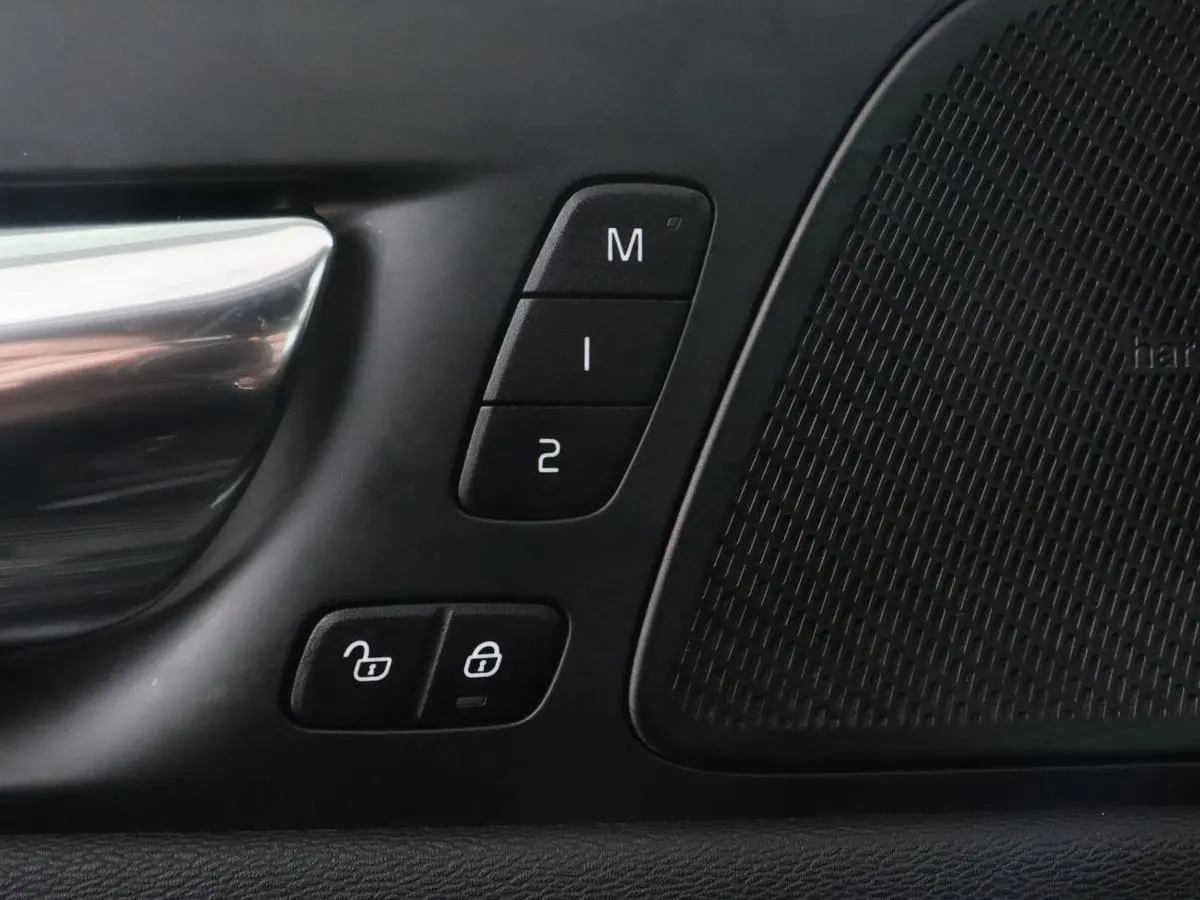 2.0 Recharge T6 R-Design | Panoramadak | Leder | 360 Camera | Head-Up | Adaptive cruise | Stoelventilatie | Harman/Kardon | Massage | Carplay | Navigatie | Full LED | Memory | PHEV | Plug In