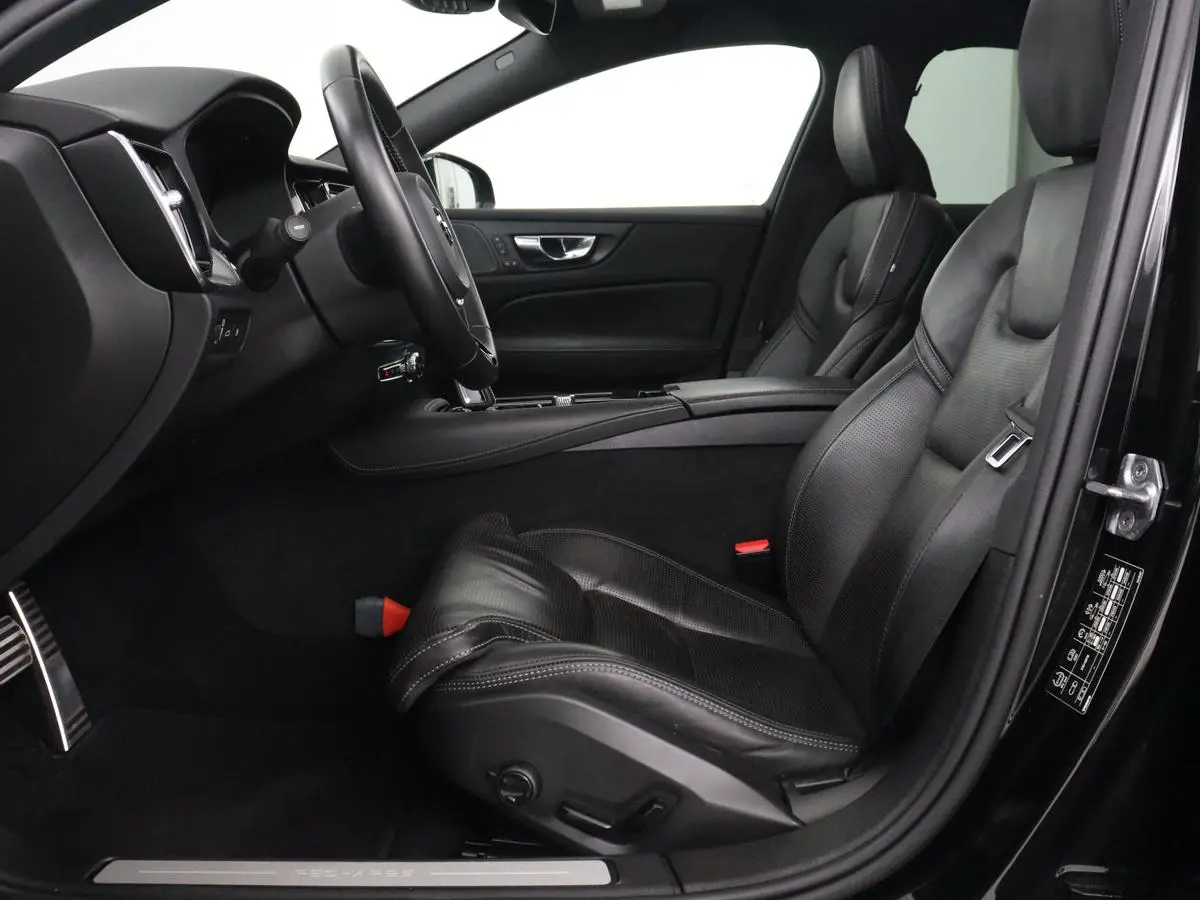 2.0 Recharge T6 R-Design | Panoramadak | Leder | 360 Camera | Head-Up | Adaptive cruise | Stoelventilatie | Harman/Kardon | Massage | Carplay | Navigatie | Full LED | Memory | PHEV | Plug In