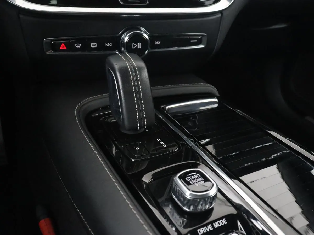 2.0 Recharge T6 R-Design | Panoramadak | Leder | 360 Camera | Head-Up | Adaptive cruise | Stoelventilatie | Harman/Kardon | Massage | Carplay | Navigatie | Full LED | Memory | PHEV | Plug In