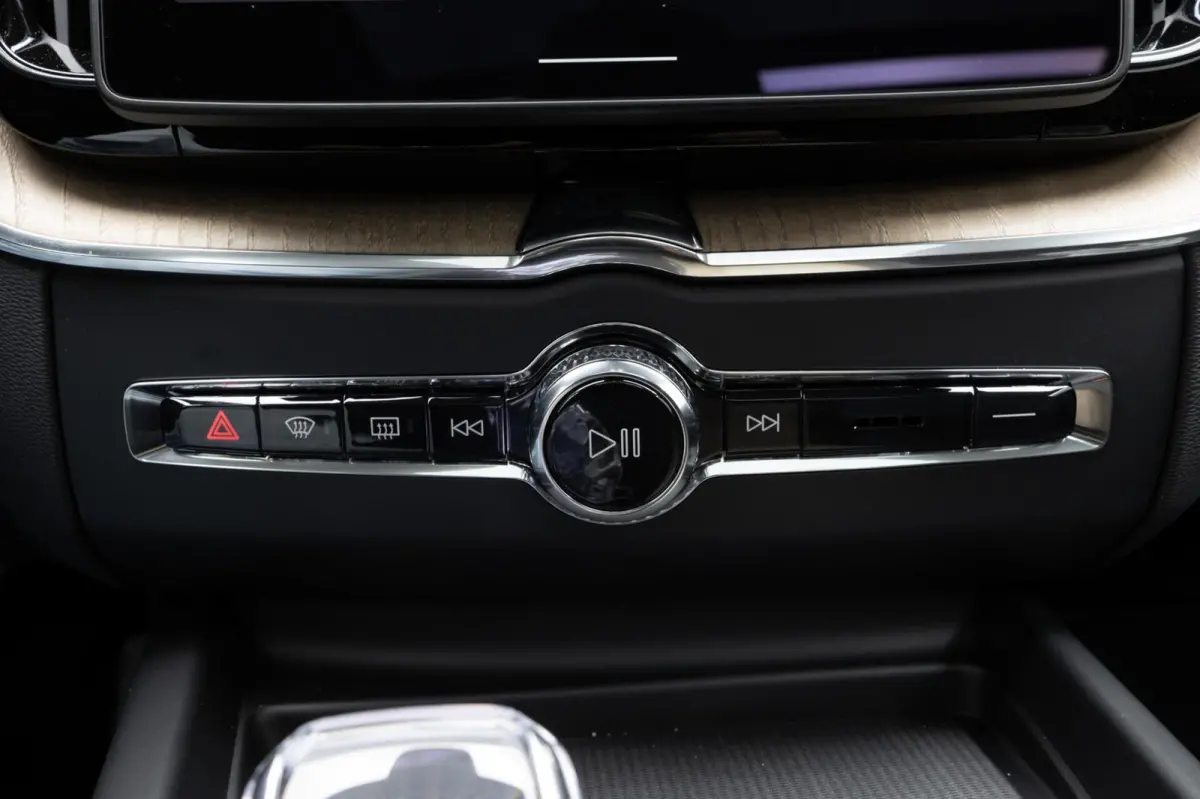T6 Plug-in hybrid AWD Ultra Dark Snel Leverbaar! Te bestellen!