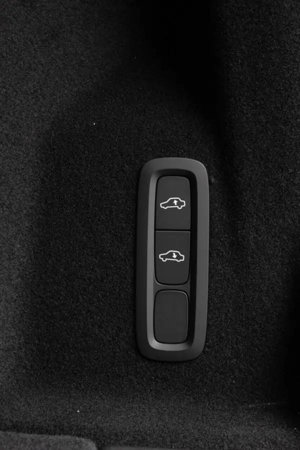 T6 Plug-in hybrid AWD Ultra Dark Snel Leverbaar! Te bestellen!