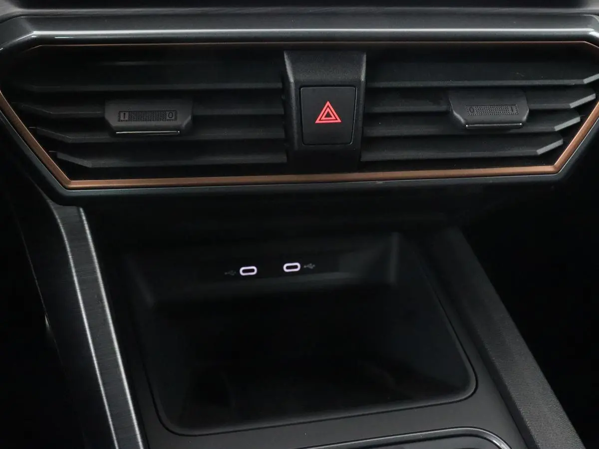 1.4 eHybrid VZ | 245pk | Leder | Stoelverwarming | Camera | Carplay | Memory | Sfeerverlichting | Navigatie | Adaptive cruise | Keyless | Sportstoelen | Full LED | 19'' | PHEV | Plug In