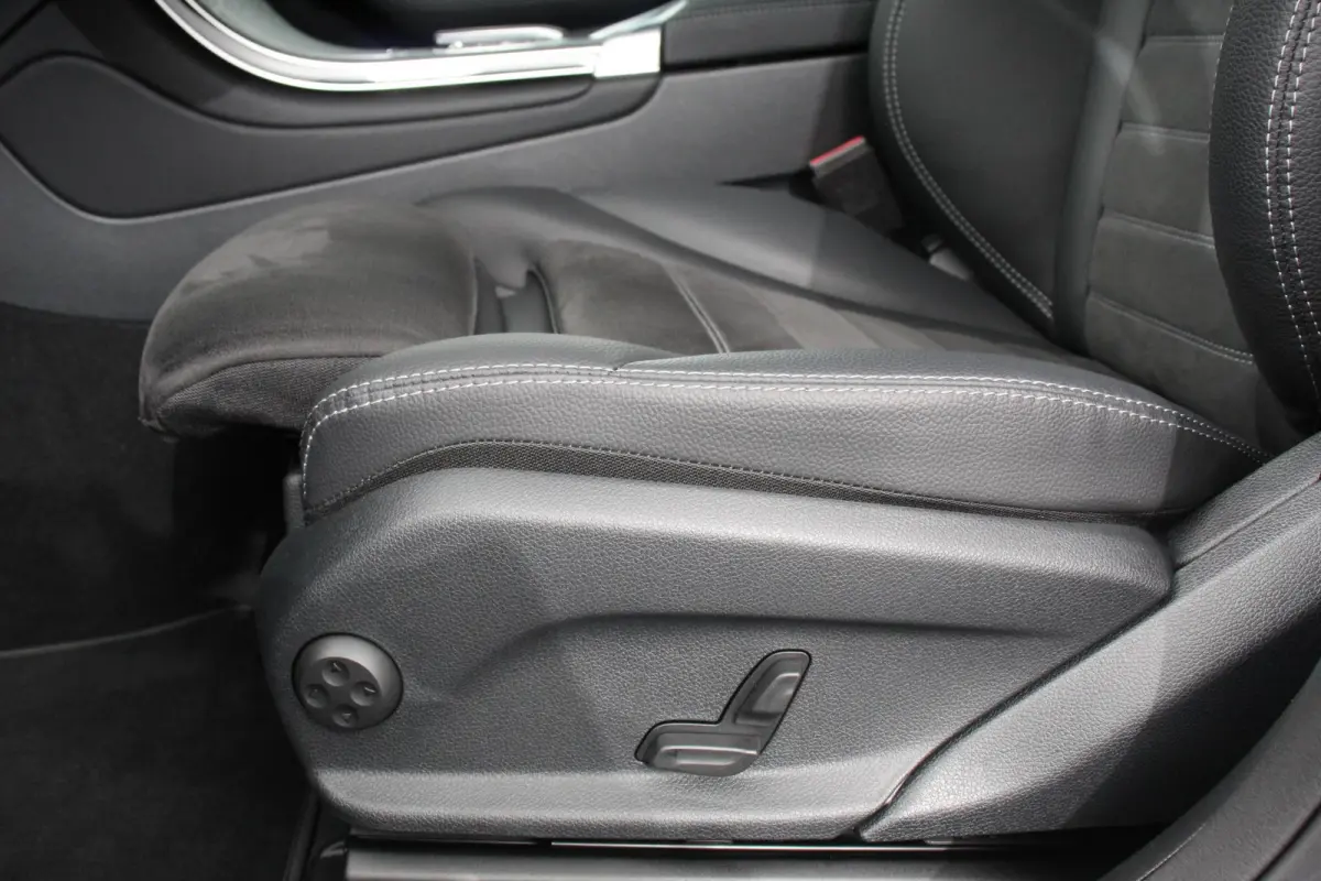 4-MATIC Business AMG Night Pack Full LED Trekhaak Navigatie Parkeersensoren Camera MBUX Cruise control Climate control